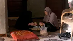 نورا تقوم بأعمال منزله مع والدة زوجها 