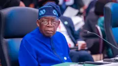 Bola Tinubu, zaune a ofishinsa