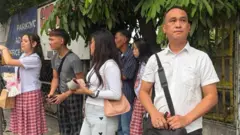 Arnold (weißes Hemd) sagte, er verstehe, warum die Demonstranten streiken.