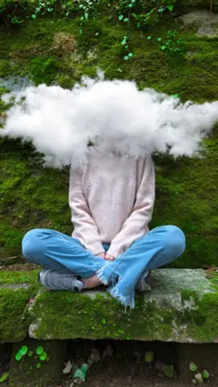 تصویر یک زن که نشسته و به روی صورتش کتله‌ای ابری قرار گرفته. 