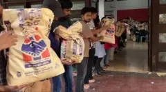 অগাস্টের শেষ সপ্তাহে ঢাকা বিশ্ববিদ্যালয়ের টিএসসি পরিণত হয়েছিল ত্রাণ সংগ্রহের কেন্দ্রবিন্দুতে