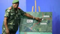 Umusirikare wa FARDC yerekana ibice by'imirwano hafi ya Bunagana