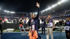  كيليان مبابي أحرز خمس مرات لقب الدوري الفرنسي مع باريس سان جيرمان ولقب واحد في موناكو