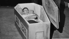 Mick Meany s'entraîne pour son défi, à la veille de ses funérailles.