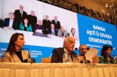 Mardin Mayor AhmetTürkÖcalanは、彼の手紙のクルド人の手紙を読んでいます。
