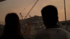 ဧပြီ ၃ ရက်တုန်းကပြိုကျအဆောက်အဦကယ်ဆယ်ရေးကိုကြည့်ရှုနေကြတဲ့မြင်ကွင်း 