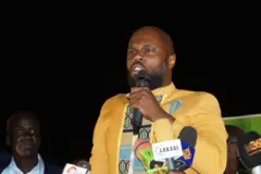 Kemi Seba, leader du mouvement « Urgences Panafricanistes » et militante anticolonialiste béninoise, prend la parole lors d'une manifestation organisée devant la base militaire française pour réclamer le retrait des troupes françaises du Niger, le 28 septembre 2023.