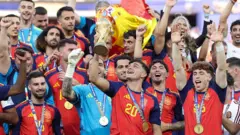 İspanya'dan Pedri, 19 Temmuz 2026'da East Rutherford, New Jersey'deki New York New Jersey Stadyumu'nda İspanya ile Arjantin arasında oynanan 2026 FIFA Dünya Kupası final maçının ardından FIFA Dünya Kupası'nı kutluyor.