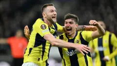 fenerbahçe'nin tur atlamasıyla sevinen oyuncular 