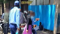 ፖሊሶች ከአንዲት ተማሪ ጋር 