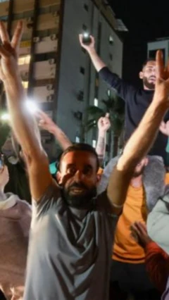 போர் நிறுத்தத்தை கொண்டாடிய மக்கள்