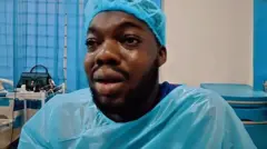 Cute Abiola wọ asọ ile iwosan fun yara iṣẹ abẹ, o de fila rẹ pẹlu, ti omije si n da loju rẹ