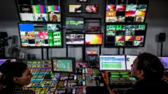 Diretores não identificados da TV Russia Today (RT) na sua sala de operações em Moscou, no dia 8 de junho de 2018