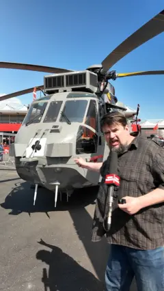 Павел Аксенов на фоне вертолета Sea King