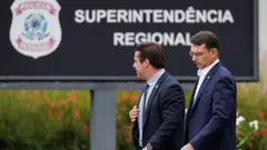 O senador Flávio Bolsonaro chega à sede da Polícia Federal para visitar seu pai, o ex-presidente brasileiro Jair Bolsonaro, em Brasília, em 25 de novembro de 2025