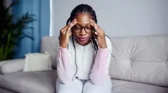 ጭንቅላቷን የያዘች ሴት