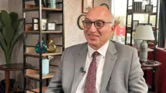 الدكتور طارق توفيق مرتدياً بذلة رسمية ويقول إن افتتاح المتحف يبرز براعة المصريين القدماء والمعاصرين