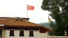 La bandera china sobre el monasterio de Kirti.