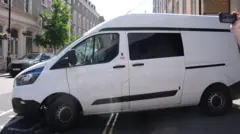 Полицейский фургон выезжает из здания Вестминстерского магистратского суда после решения о заключении Романа Лавриновича под стражу