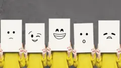 كلمة "الأليكسيثيميا" مشتقة من اللغة اليونانية وتترجم إلى "عدم وجود كلمات للمشاعر".