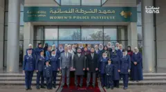 تظهر الصورة الجماعية التي ضمّت وزير الداخلية في الحكومة الانتقالية السورية برفقة إدارة معهد الشرطة النسائية، نحو 29 امرأة من الإداريات والضابطات؛ بدت واحدة منهن فقط من دون غطاء رأس، بينما ترتدي اثنتان النقاب، في حين ظهرت باقي المشاركات بالحجاب.