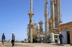 ميناء البريقة النفطي في مرسى البريقة، على بعد حوالي 270 كيلومترًا غرب مدينة بنغازي بشرق ليبيا. 