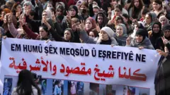 شارك أكراد سوريون في تظاهرة تضامنية مع سكان حيّي الشيخ مقصود والأشرفية في حلب، في الحسكة، سوريا، في 7 يناير/كانون الثاني 2026. رويترز/أورهان كيرمان.
