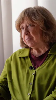  Svetlana Alexievich usando uma camisa verde durante entrevista para a BBC