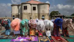 Muslim women dey pray