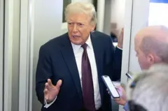 ترامب يتحدث إلى الصحفيين على متن طائرة الرئاسة. 15 مارس/ آذار 2026