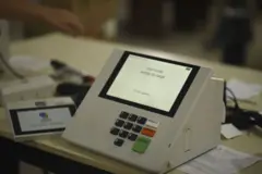 Foto de urna eletrônica