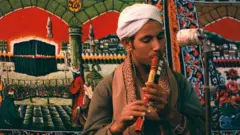 رجل يعزف في احتفال مصري في ذكرى المولد النبوي 