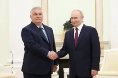 Aperto de mãos entre Orbán e Putin