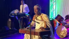 Dr  Gaspard  Ntahonkiriye  ari kuvuza  inanga   