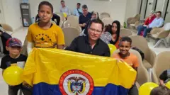 Jorge Saray, junto a niños en un hospital de Egipto cerca de la frontera con Gaza donde se atienden múltiples pacientes palestinos refugiados.
