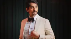 பாதியில் நிறுத்தப்பட்ட நடிகரின் செய்தியாளர் சந்திப்பு; மன்னிப்பு கேட்ட பிரகாஷ் ராஜ்