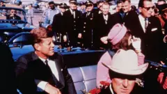 Perezida John F Kennedy wa Reta Zunze Ubumwe za Amerika yagandaguwe ku wa 22 z'ukwa 11, 1963