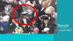    صورة صدام حسين على قبعة متخرجة