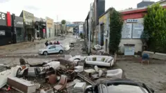 İkitelli'de mobilyacılar çarşısında selle sürüklenen eşyalar