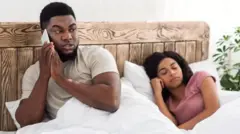 ኵነታት ኣጸጋሚ ኣብ ዝዀነሉ እዋን ኣብ ጎድና ደው ዘይብል መጻምድቲ እትደሊ ጓል ኣንስተይቲ የላን