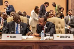 Pirezidantii Keeniyaa Wiliyaam Ruutoo (bitaarraan), Ministira Muummee Abiy Ahmad (PhD) (mirgaarraan kora NAM irratti yeroo waliin  haasa'aa jiranitti