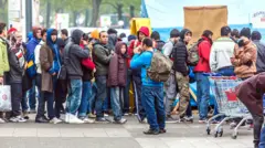 Filas de refugiados aguardando atendimento