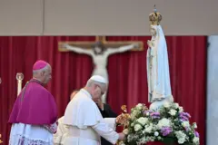 El papa León XIV rezando ante la Virgen de Fátima en octubre de 2025