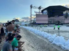 Pessoas próximas ao palco na areia de Copacabana