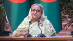 পাঁচই অগাস্ট পদত্যাগ করে দেশ ছেড়ে যান শেখ হাসিনা