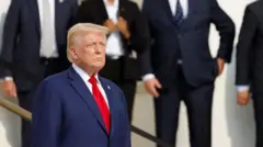Một thành viên thuộc ban tranh cử của ông Trump bị cáo buộc đẩy một nhân viên nghĩa trang trong buổi lễ đặt vòng hoa vào thứ Hai ngày 27/8