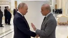 शुक्रवारी पाकिस्तानचे पंतप्रधान शाहबाज शरीफ यांनी रशियाचे राष्ट्राध्यक्ष व्लादिमीर पुतिन यांची भेट घेतली.