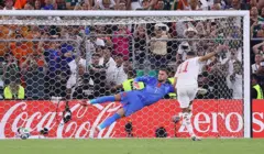 El jugador Ismael Saibari de Marruecos convierte un penal durante el partido con Países Bajos