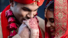 Foto de um jovem casal indiano sorrindo no dia do casamento.