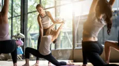 Grupo de pessoas praticando ioga em uma academia